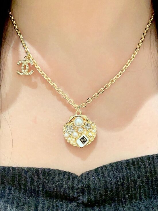 Chanel Shell Necklace - Picture 1 of 8